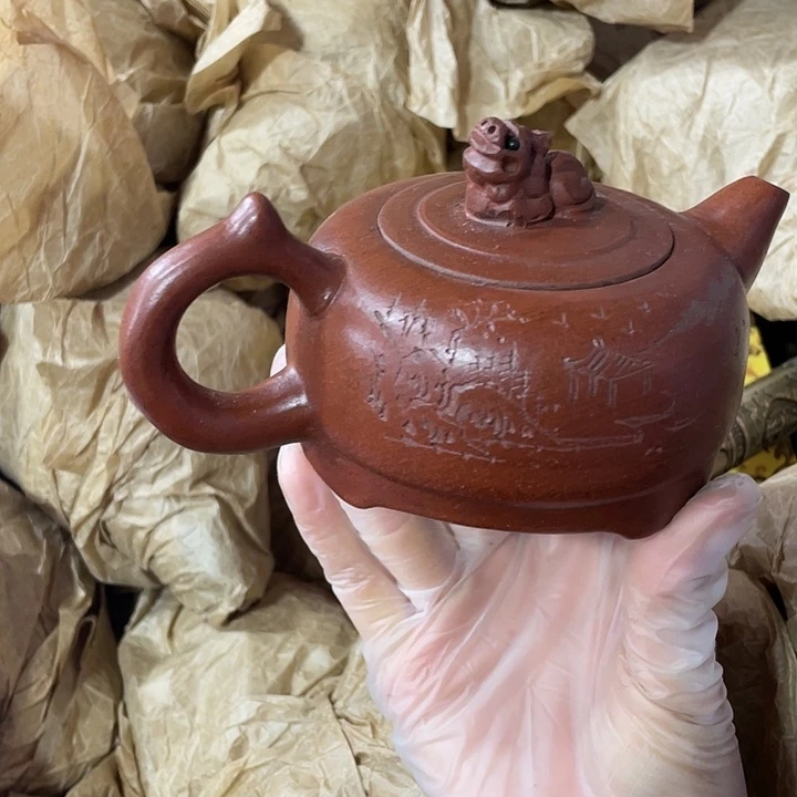 紫砂茶壶矿泥老，手工制作的一把紫砂壶。