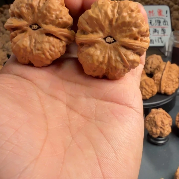 M***l吊坠文玩核桃蛤蟆的眼睛是真的好看