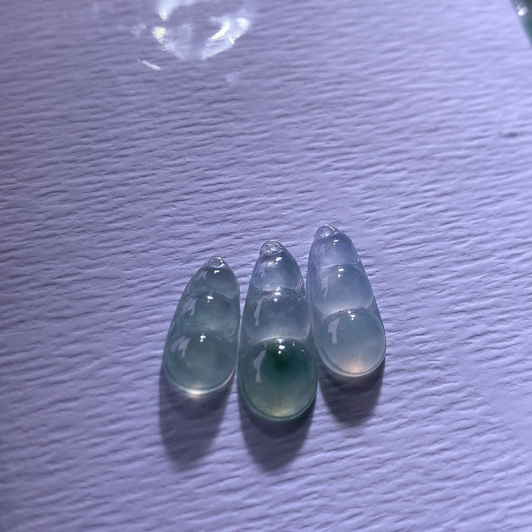 翡翠未镶嵌颈饰一手
