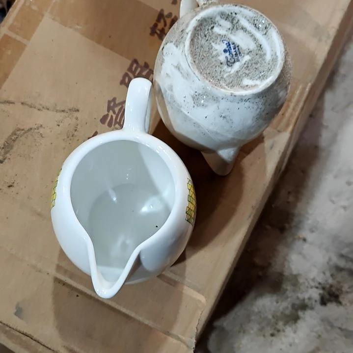 瓷片盘子碗茶壶啥都有