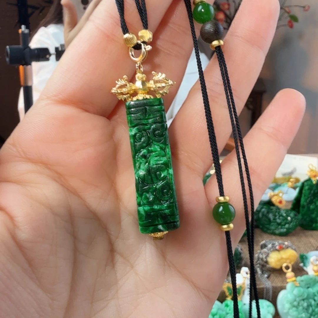 翡翠未镶嵌吊坠(赠链)福利