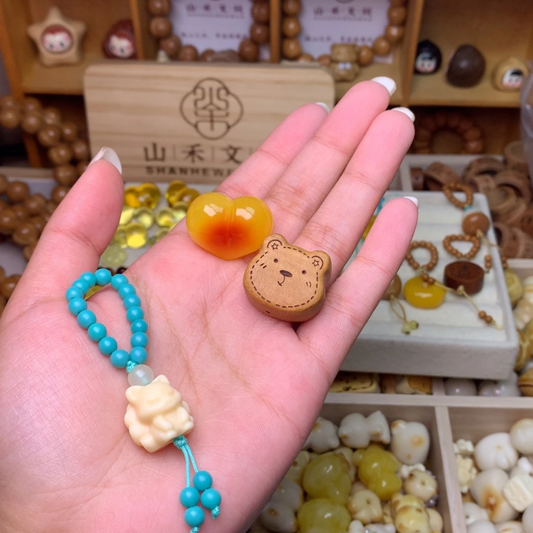 吊坠猴头核桃爱心小熊九尾狐绿底流