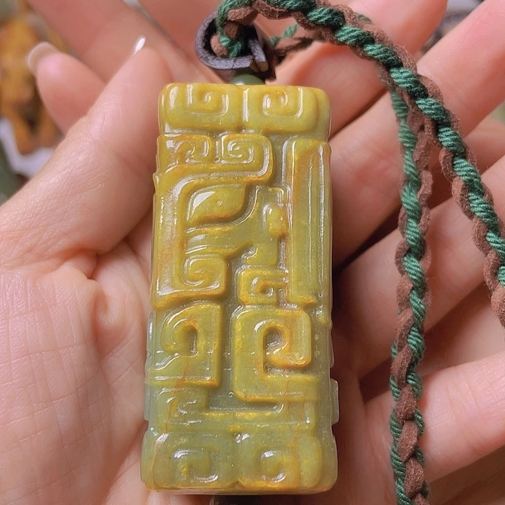 岫岩河磨玉（透闪石质玉）未镶嵌把件轻**月