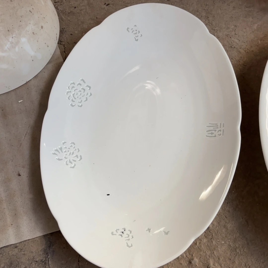 12英寸高白泥葵口玲珑牡丹福字鱼盘2只微瑕