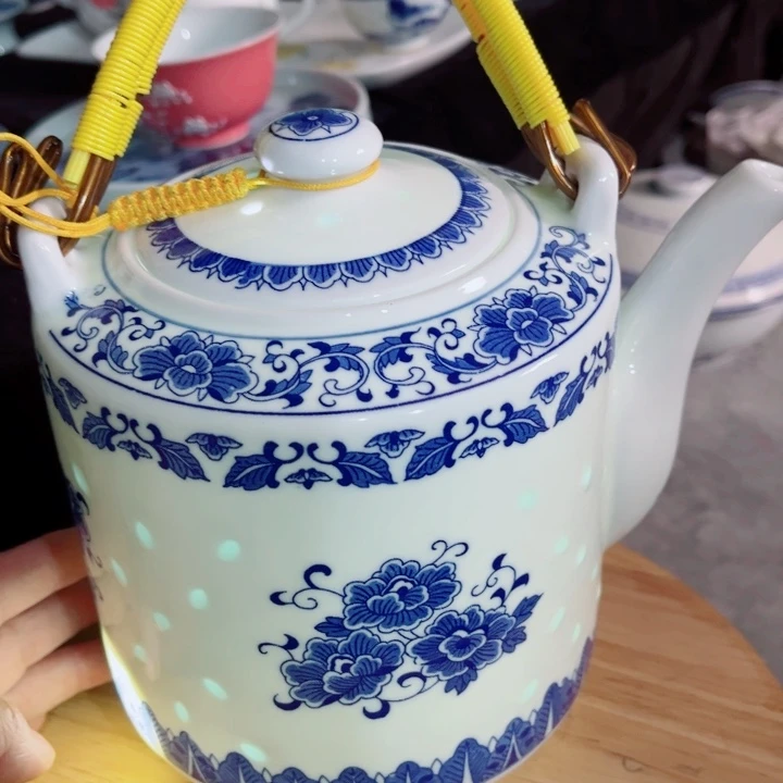 青花玲珑2手提梁壶牡丹花