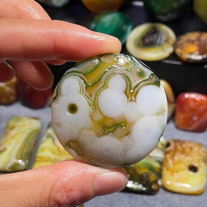 张***恩未镶嵌玛瑙/玉髓珠宝奇石
