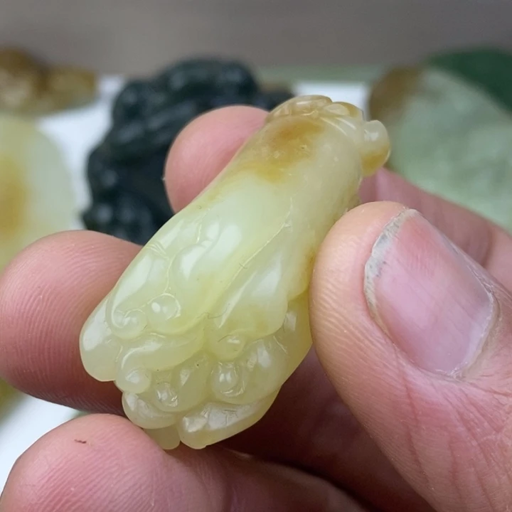和田玉未镶嵌颈饰