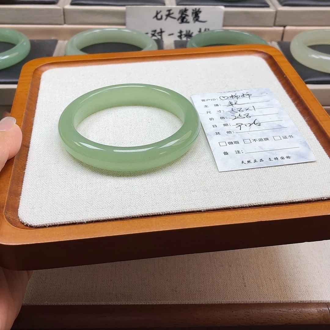 ᦗ****石英质玉未镶嵌手镯