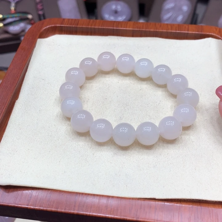 石英质玉颈饰足铂镶嵌