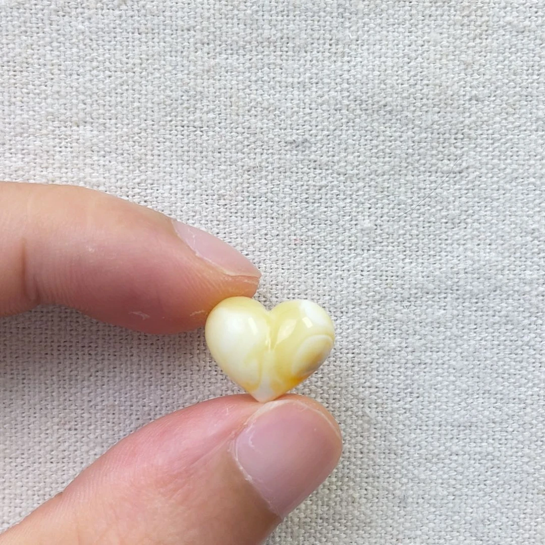 裸石琥珀未镶嵌白屁桃