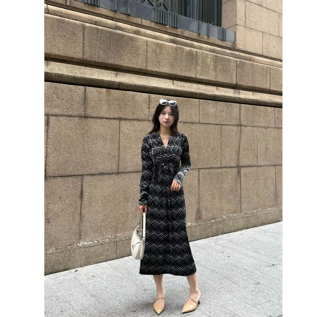 新款丝绒黑白树叶纹V领长袖连衣裙复古轻奢显瘦中长款时尚女装