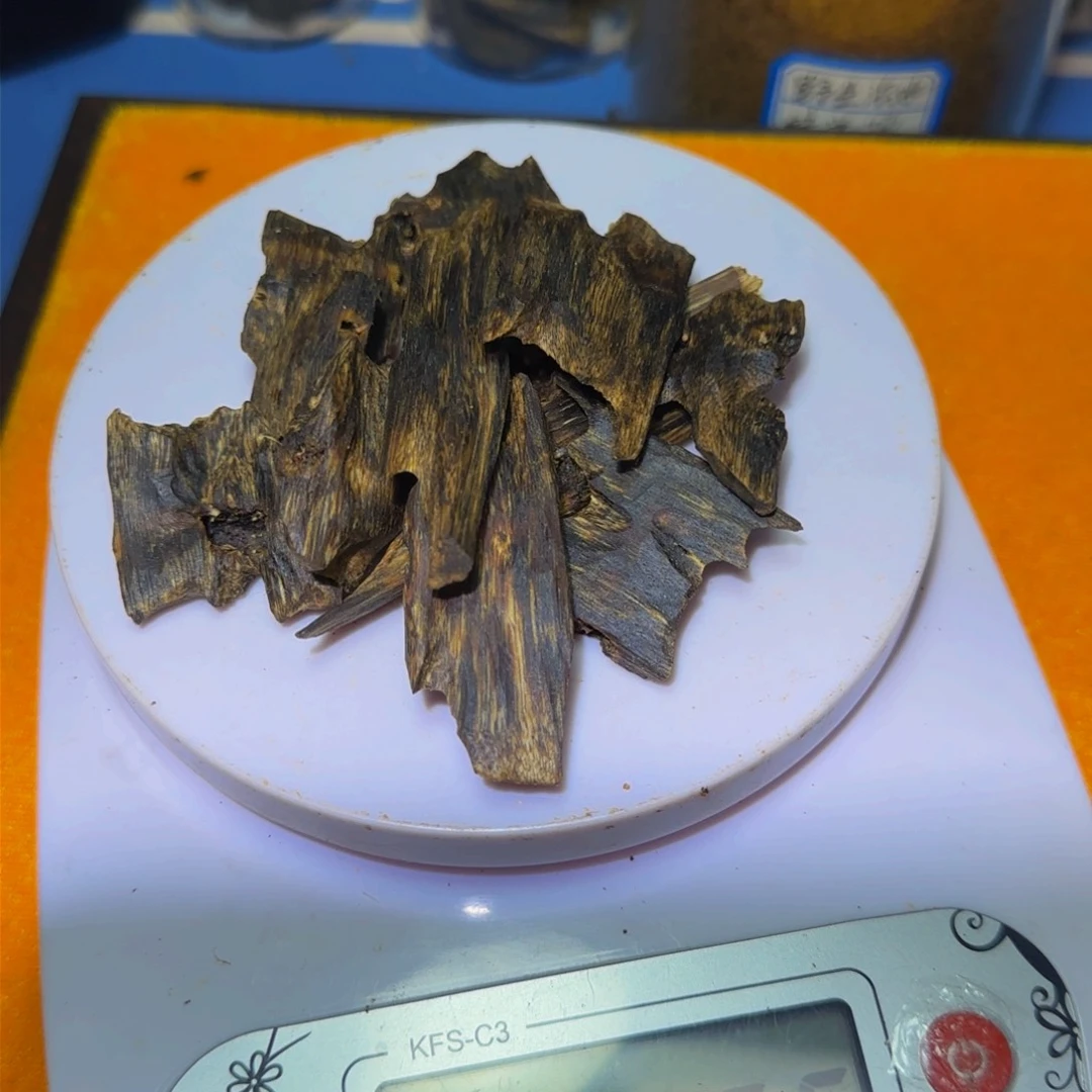 沉香手把件亦*沉香奇楠流油陆河35克