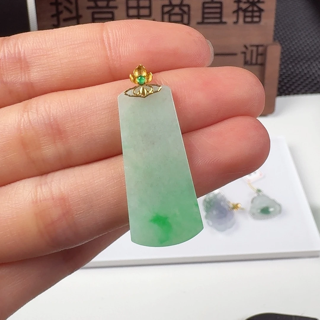 翡翠18K金镶嵌颈饰