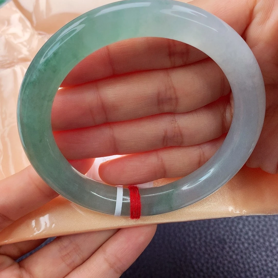 翡翠手镯未镶嵌晴*?天然翡翠