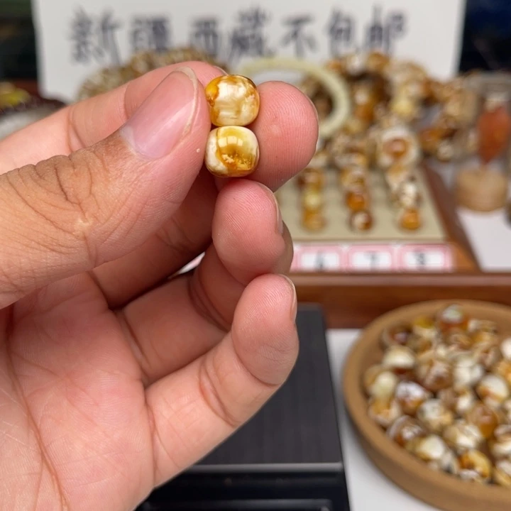 王***夫未镶嵌琥珀裸石10号