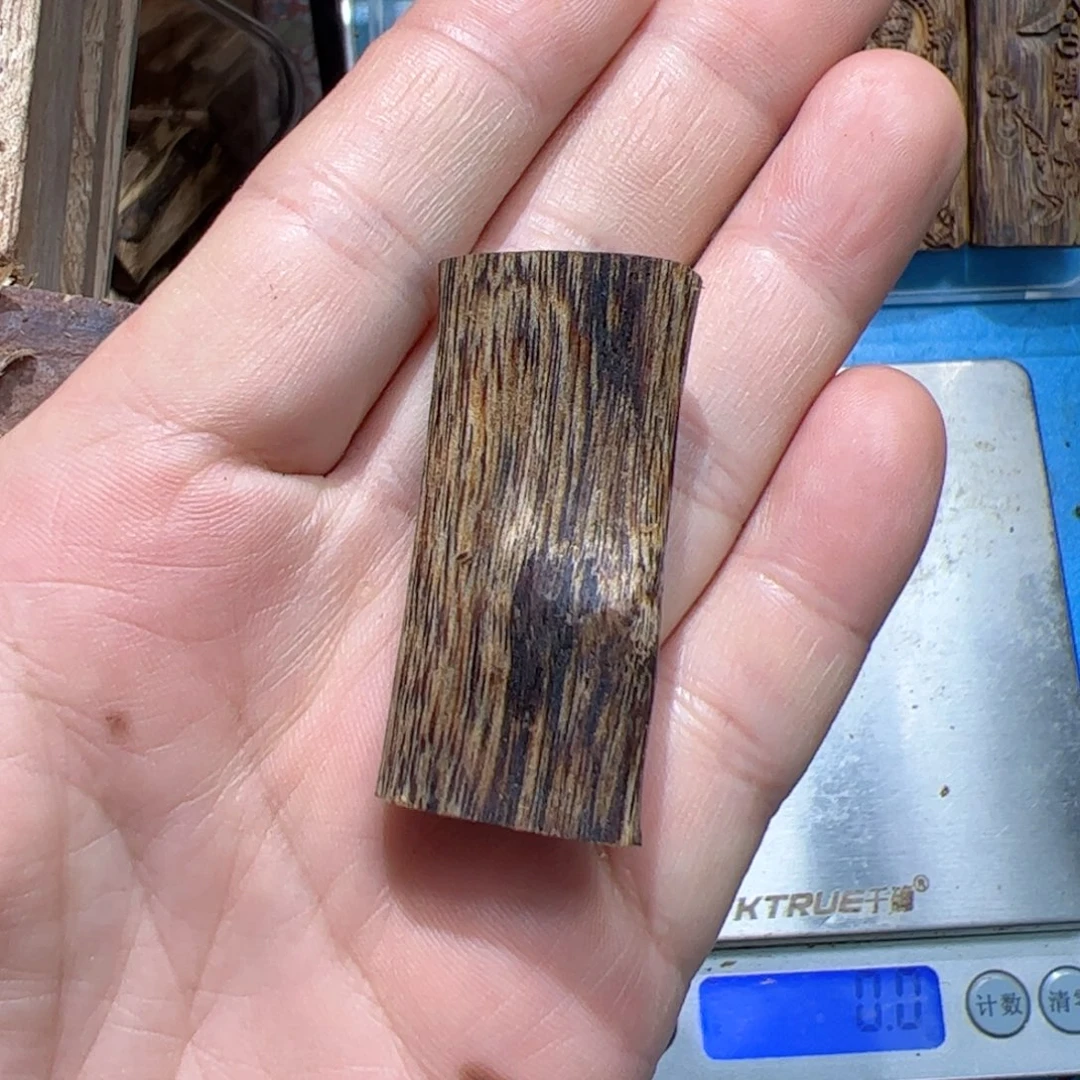 沉香吊坠乌身圆叶6克
