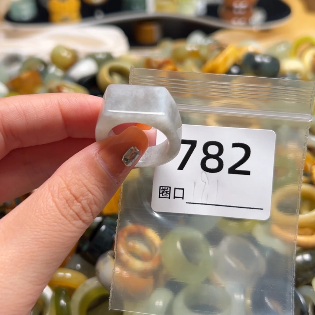 钱***ᐝ蛇纹石玉未镶嵌戒指