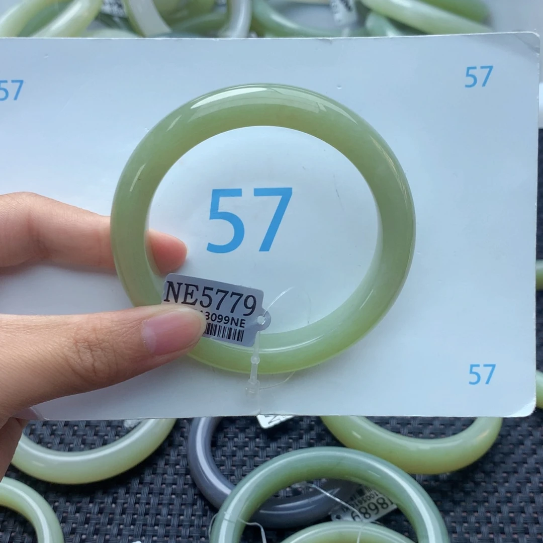 云***m未镶嵌手镯和田玉