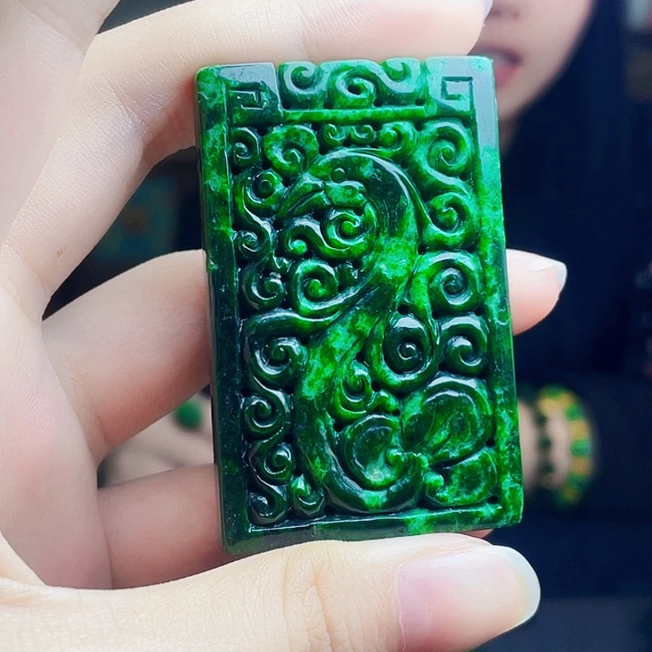 翡翠未镶嵌颈饰多样性