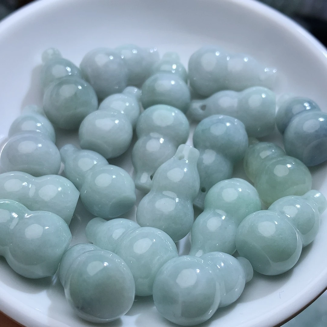 翡翠未镶嵌颈饰，多样性发其一