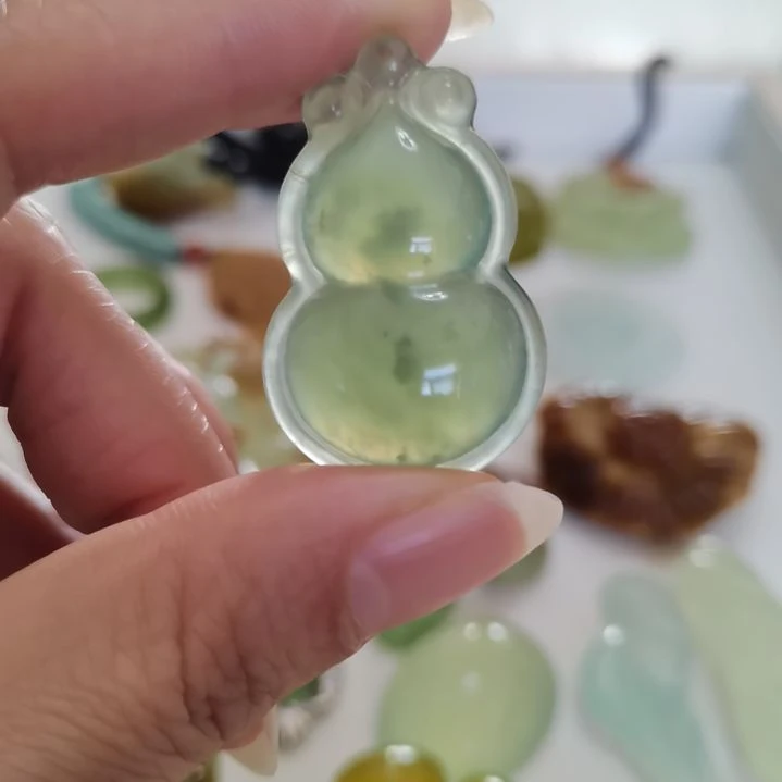 蛇纹石玉未镶嵌吊坠