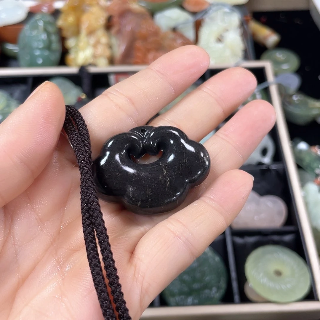 蛇纹石玉颈饰合金