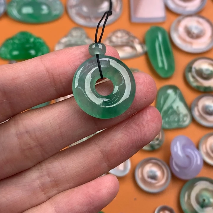 翡翠挂件未镶嵌….