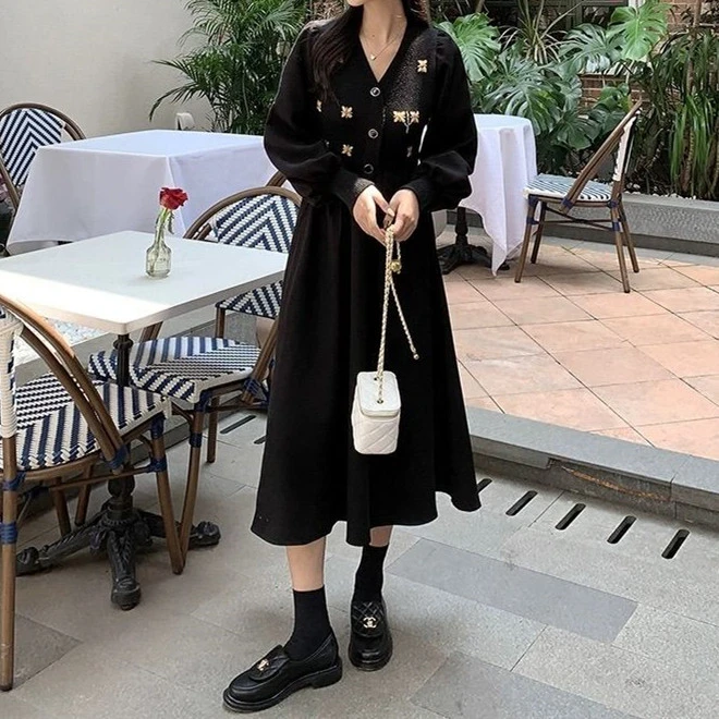 春秋季v领修身收腰显瘦拼接刺绣复古连衣裙中长款气质长袖小黑裙