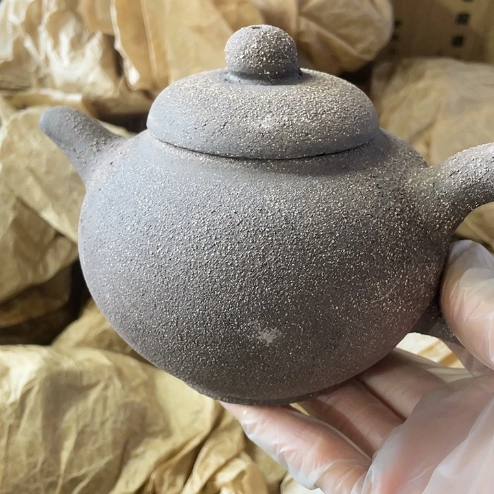 紫砂茶壶原矿泥料手工制作的一把紫砂壶。