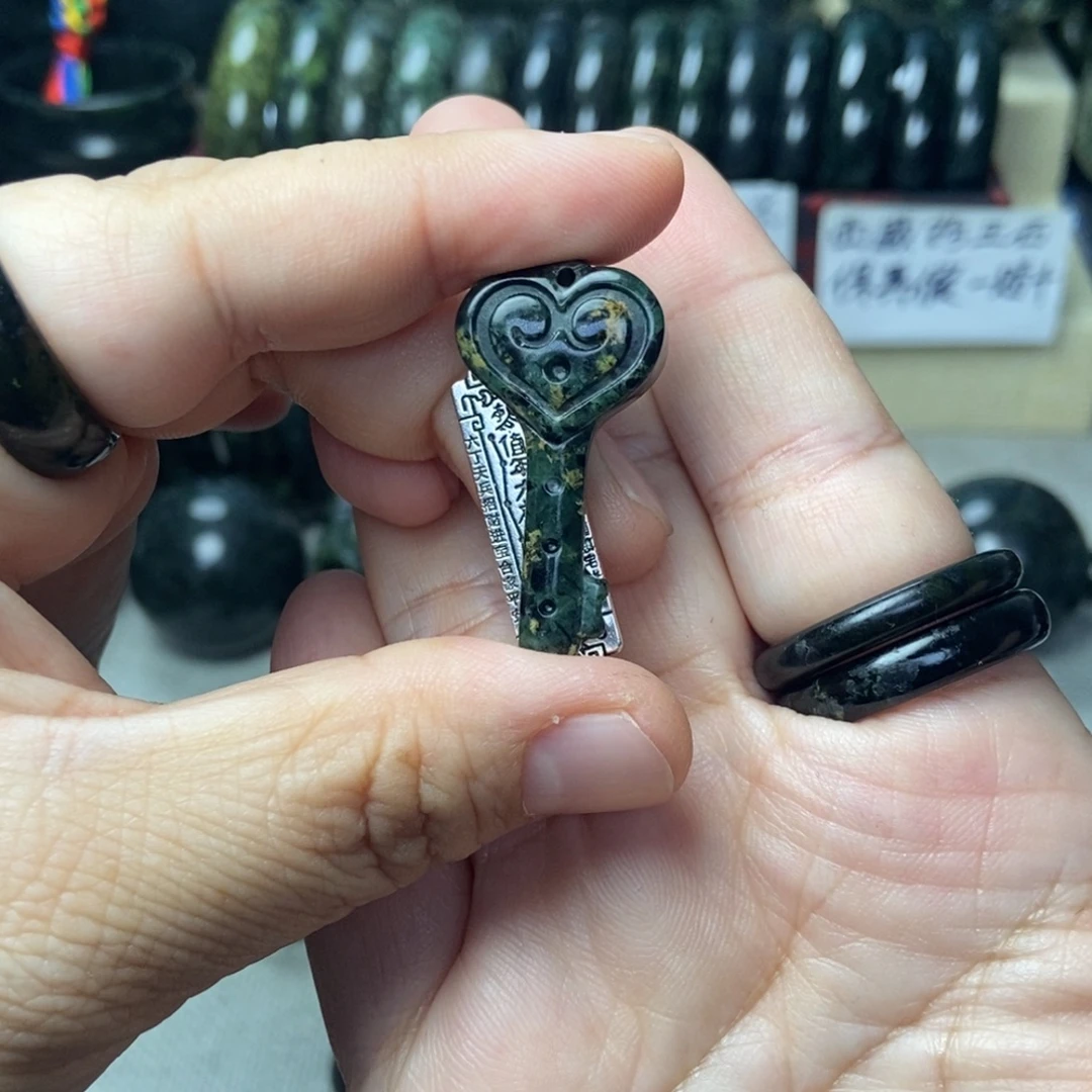 用***0蛇纹石玉未镶嵌颈饰智齿（光）