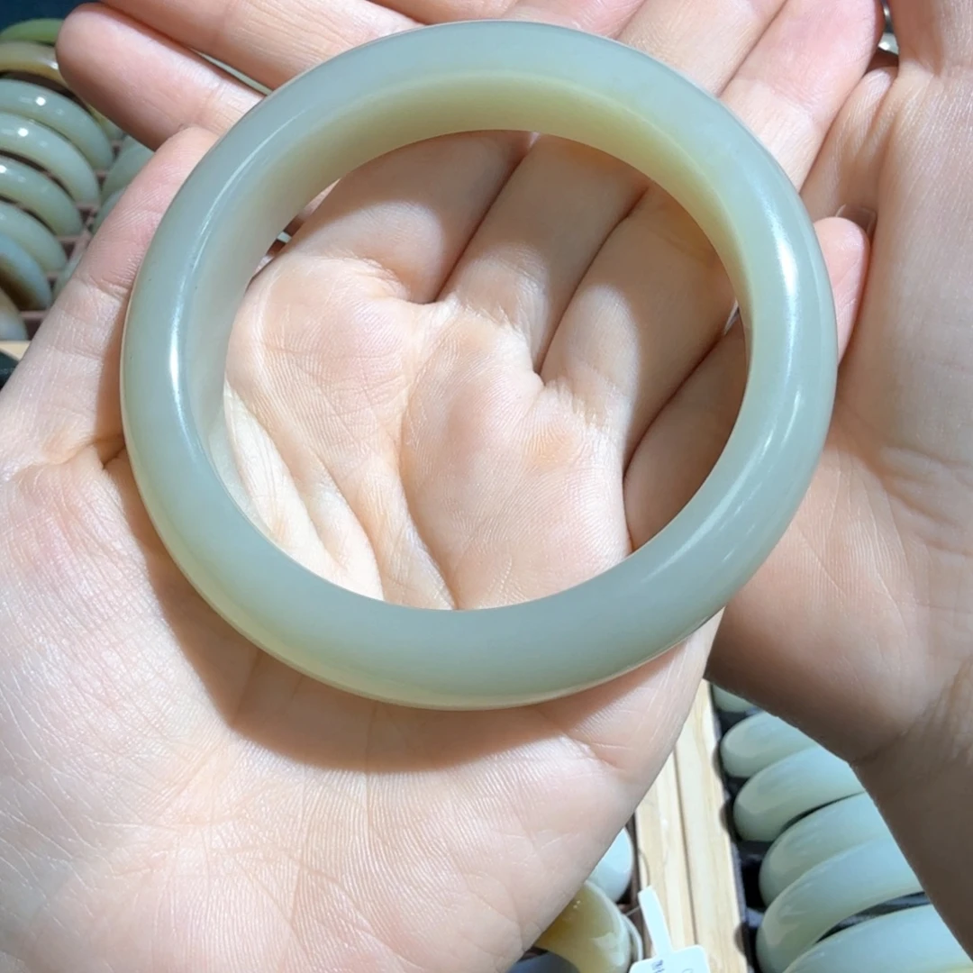 知***秋和田玉未镶嵌手镯