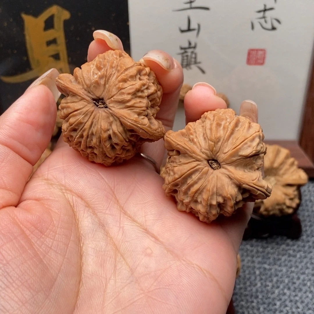 坐***球吊坠文玩核桃血麒麟