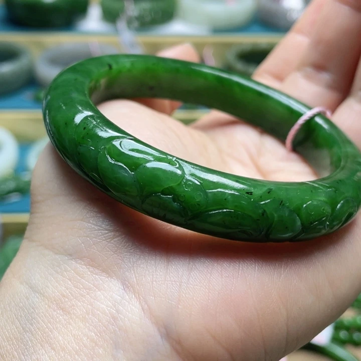 和田玉手镯63圈口。编号31未镶嵌