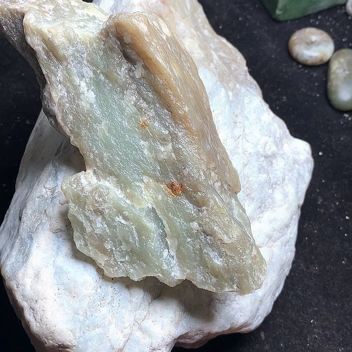 和田玉（糖玉）未镶嵌珠宝奇石