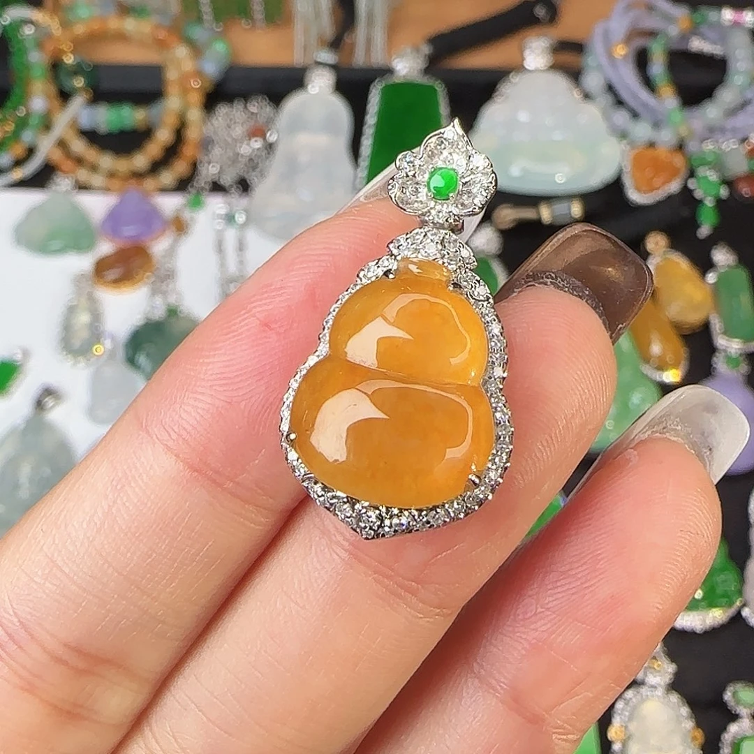 翡翠18K金镶嵌颈饰高冰黄翡葫芦