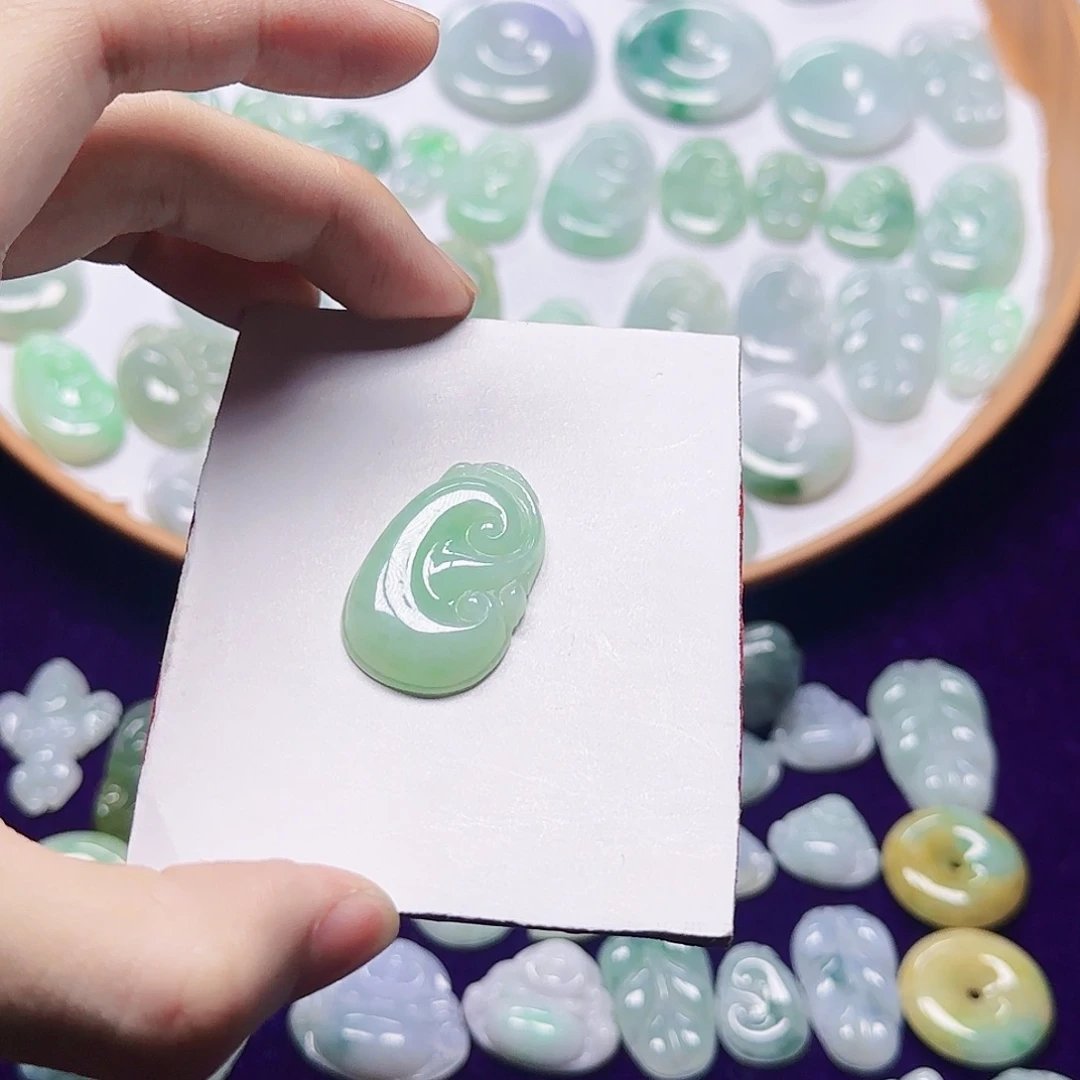 翡翠未镶嵌吊坠(赠链)翡翠