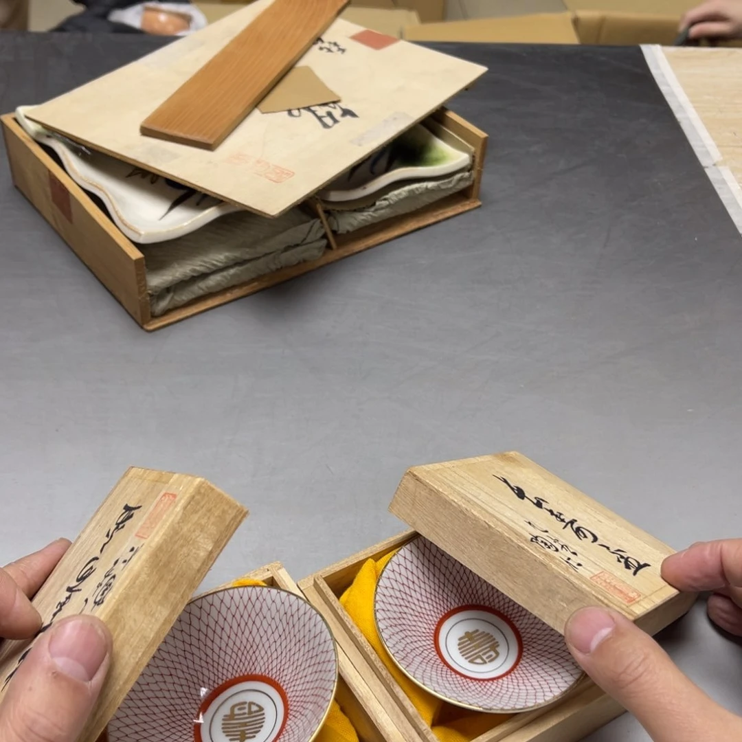 瓷片嚴*馗密密麻麻地排列着一个