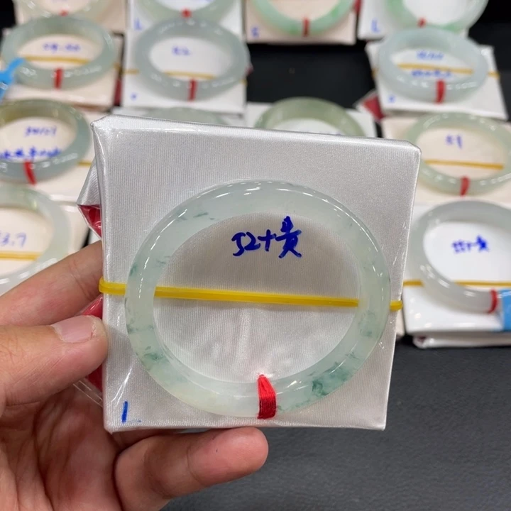 翡翠手镯未镶嵌缅甸翡翠