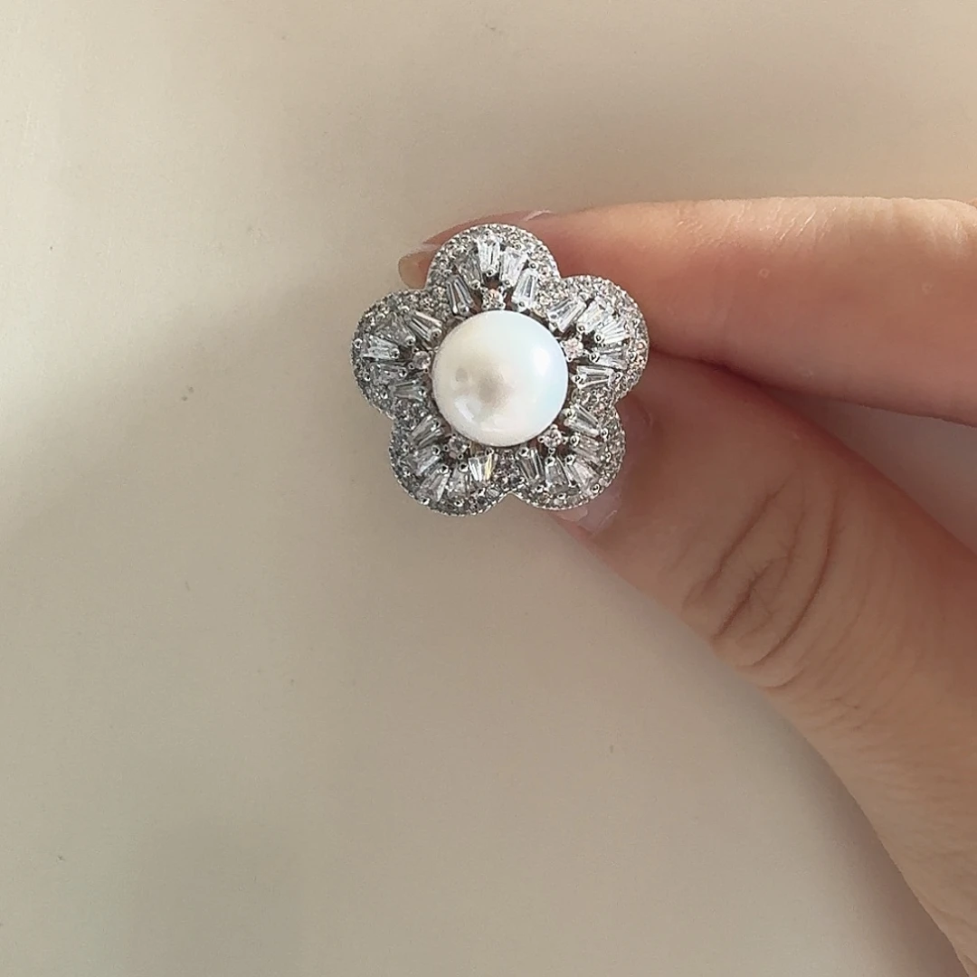 合金胸饰淡水珍珠梅花胸针