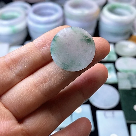 翡翠挂件未镶嵌翡翠