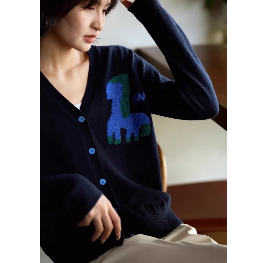 嵌花小马驹」柔软百搭!设计感时尚气质V领毛巾绣花针织开衫女上衣
