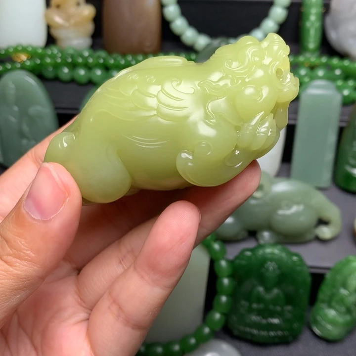 小***生颈饰未镶嵌和田玉