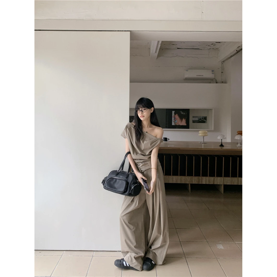 夏季休闲时尚套装琥珀色上衣套杏色2025夏季御姐风斜肩设计