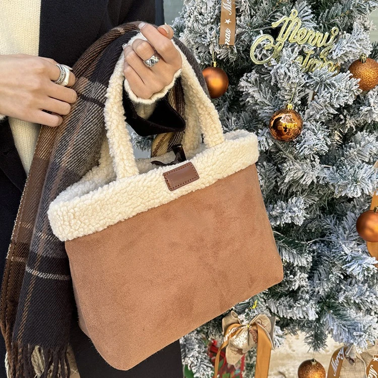 韩国2025小众羊羔毛毛手提菜篮子包新款毛绒双面背手托特水桶包女