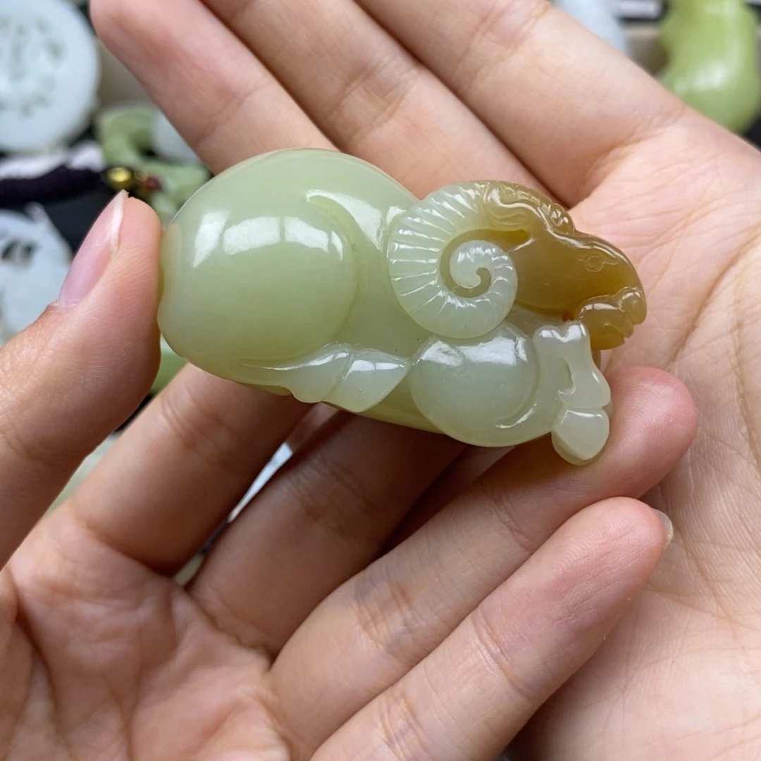 和田玉未镶嵌把件转****过