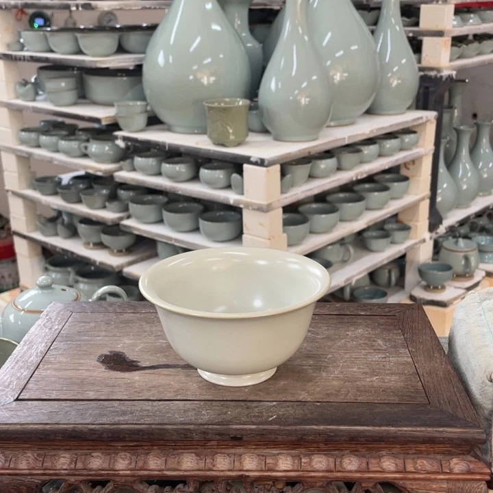 S***n摆件月白釉手拉支烧压手杯