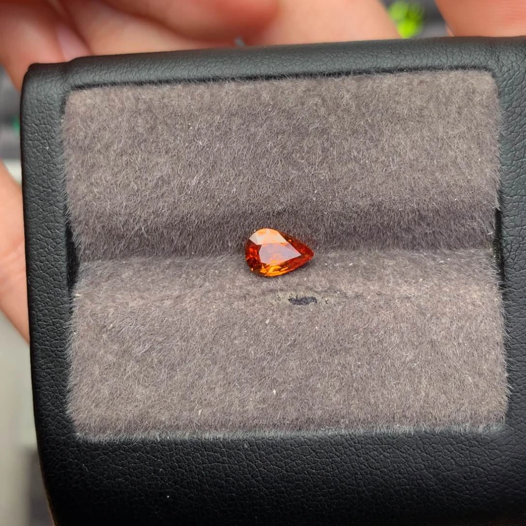 未镶嵌裸石石榴石（芬达石）0.995ct