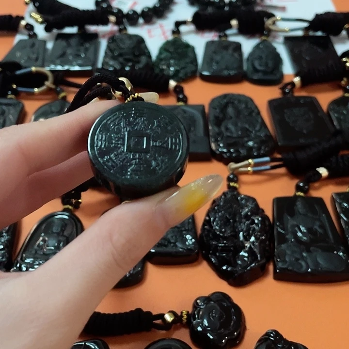 翡翠颈饰未镶嵌龙****》