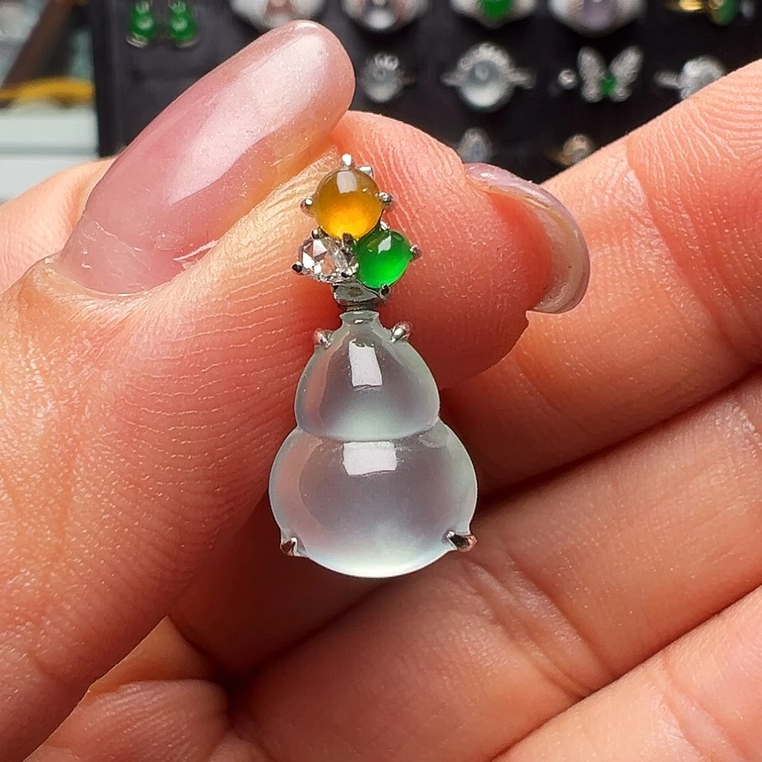 翡翠18K金镶嵌颈饰吊坠