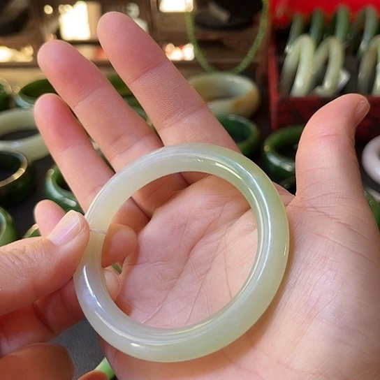 和田玉未镶嵌手镯